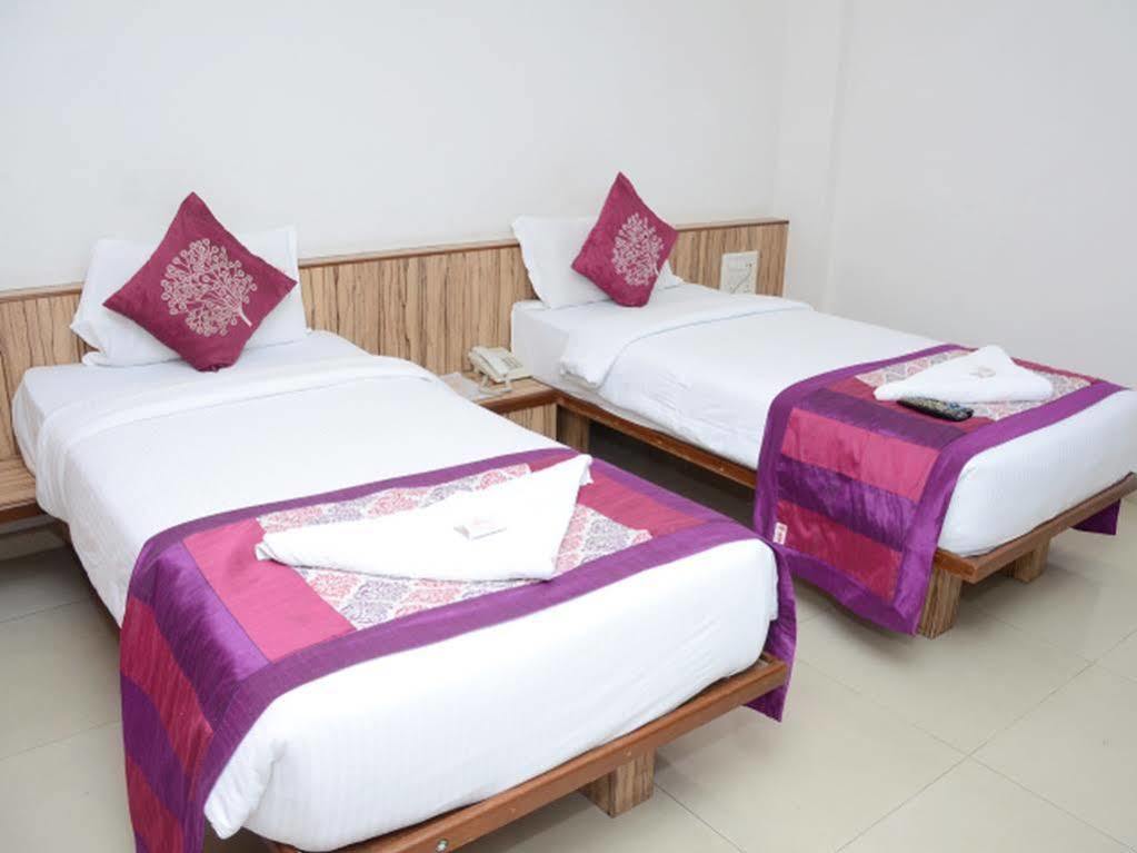 Oyo 24197 Saptaruchi Hotel Pimpri-Chinchwad Exterior foto